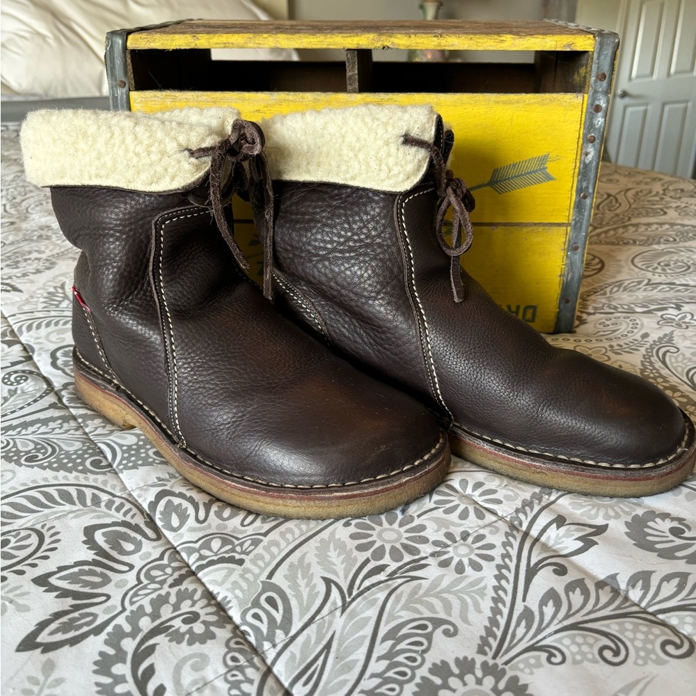 Duck feet boots size 11
